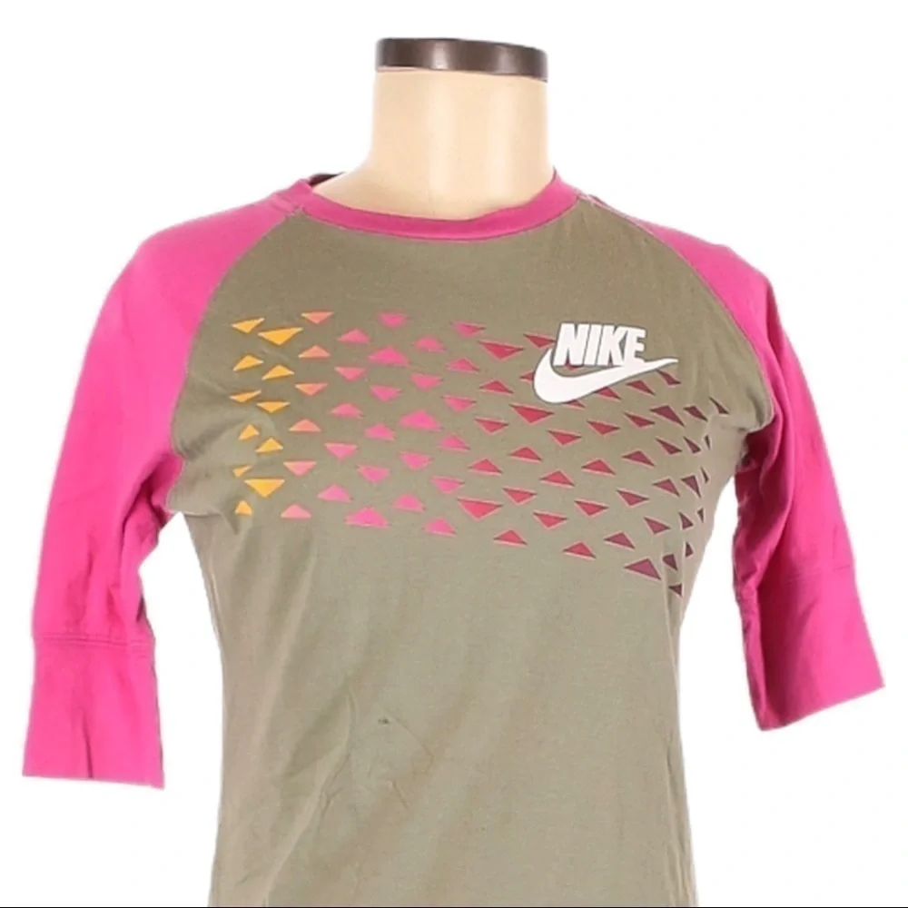 🌺 Nike Grey and Pink 3/4 Raglan Sleeve Active Top M
